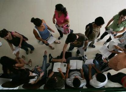 Estudiantes repasan antes de iniciar el examen de Selectividad en Córdoba.