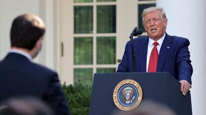 Na foto, o presidente norte-americano, Donald Trump, em uma entrevista coletiva nos jardins da Casa Branca.