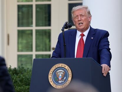 Na foto, o presidente norte-americano, Donald Trump, em uma entrevista coletiva nos jardins da Casa Branca.