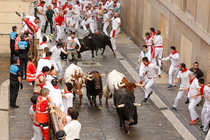 Los mozos son perseguidos por los astados de la ganadería gaditana de Fuente Ymbro.