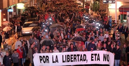 Manifestaci&oacute;n en Vitoria contra ETA, tras el asesinato de Casado, en 2000.
