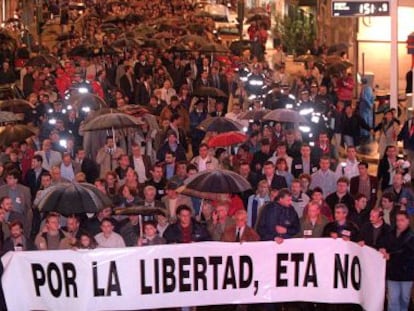 Manifestaci&oacute;n en Vitoria contra ETA, tras el asesinato de Casado, en 2000.