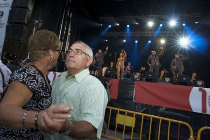 Una pareja baila en una verbena en el municipio ourensano de San Cristovo de Cea. / NACHO G&Oacute;MEZ