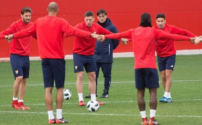 Montella observa a sus jugadores en el entrenamiento.