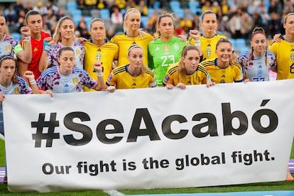 Gothenburg (Sweden), 22/09/2023.- The Swedish team lines up before the UEFA Women's Nations League soccer match between Sweden and Spain at Gamla Ullevi in Gothenburg, Sweden, 22 September 2023. (España, Suecia, Gotemburgo) EFE/EPA/Adam Ihse SWEDEN OUT
