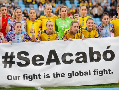 Gothenburg (Sweden), 22/09/2023.- The Swedish team lines up before the UEFA Women's Nations League soccer match between Sweden and Spain at Gamla Ullevi in Gothenburg, Sweden, 22 September 2023. (España, Suecia, Gotemburgo) EFE/EPA/Adam Ihse SWEDEN OUT
