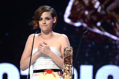 Kristen Stewart recibe el premio César a la mejor actriz de reparto por su papel en 'Viaje a Sils Maria', en 2015.