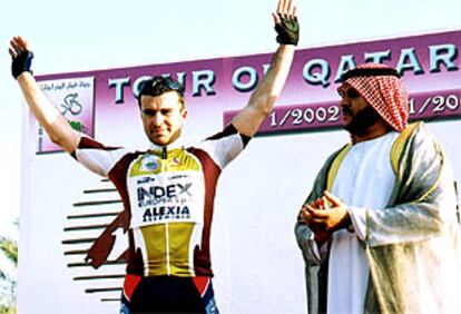 El presidente de la federación de ciclismo de Qatar, en el podio con Qaranta.