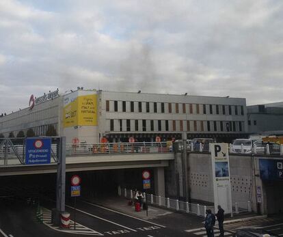 Columna de fum que s'eleva a l'aeroport de Brussel·les després de l'explosió, el 22 de març del 2016.