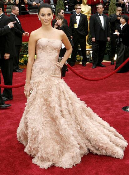 Penélope Cruz, a su llegada a la alfombra roja en 2007 con un vestido de Versace que despertó admiración. La actriz madrileña ha estado nominada tres veces y ha ganado un Oscar a mejor actriz de reparto por 'Vicky Cristina Barcelona'.