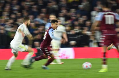 Philippe Coutinho conduce el balón durante el partido contra el Leeds.