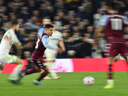 Philippe Coutinho conduce el balón durante el partido contra el Leeds.