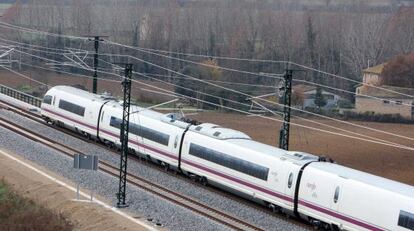 Tramo de vía de tren de alta velocidad cerca de Figueres.