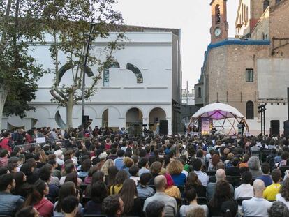 Uno de los seminarios de la Bienal del Pensamiento de Barcelona en una plaza Corominas llena. 