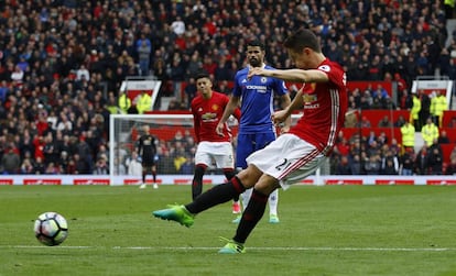 Remate de Ander Herrera que supuso el segundo gol del Manchester United al Chelsea.