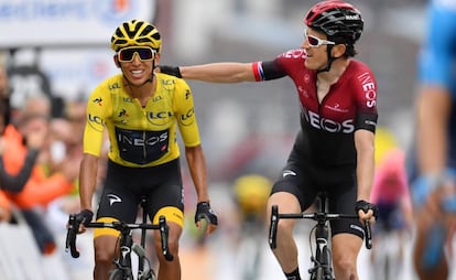 Egan Bernal cruza la línea de meta junto a Geraint Thomas.