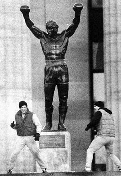 Stallone, caracterizado como <i>Rocky</i>, y Tommy Morrison como <i>Tommy Gunn</i> en una escena de <i>Rocky V</i> bajo la estatua en las escaleras del museo.