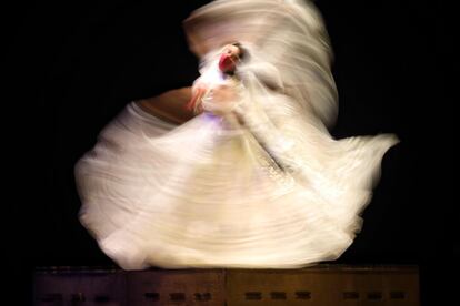 Una bailarina del ballet folclórico de Amalia Hernández ensaya en el Palacio de Bellas Artes, en Ciudad de México (México). Después de un año sin realizar funciones debido a la pandemia de la covid-19, el ballet retoma su actividad.