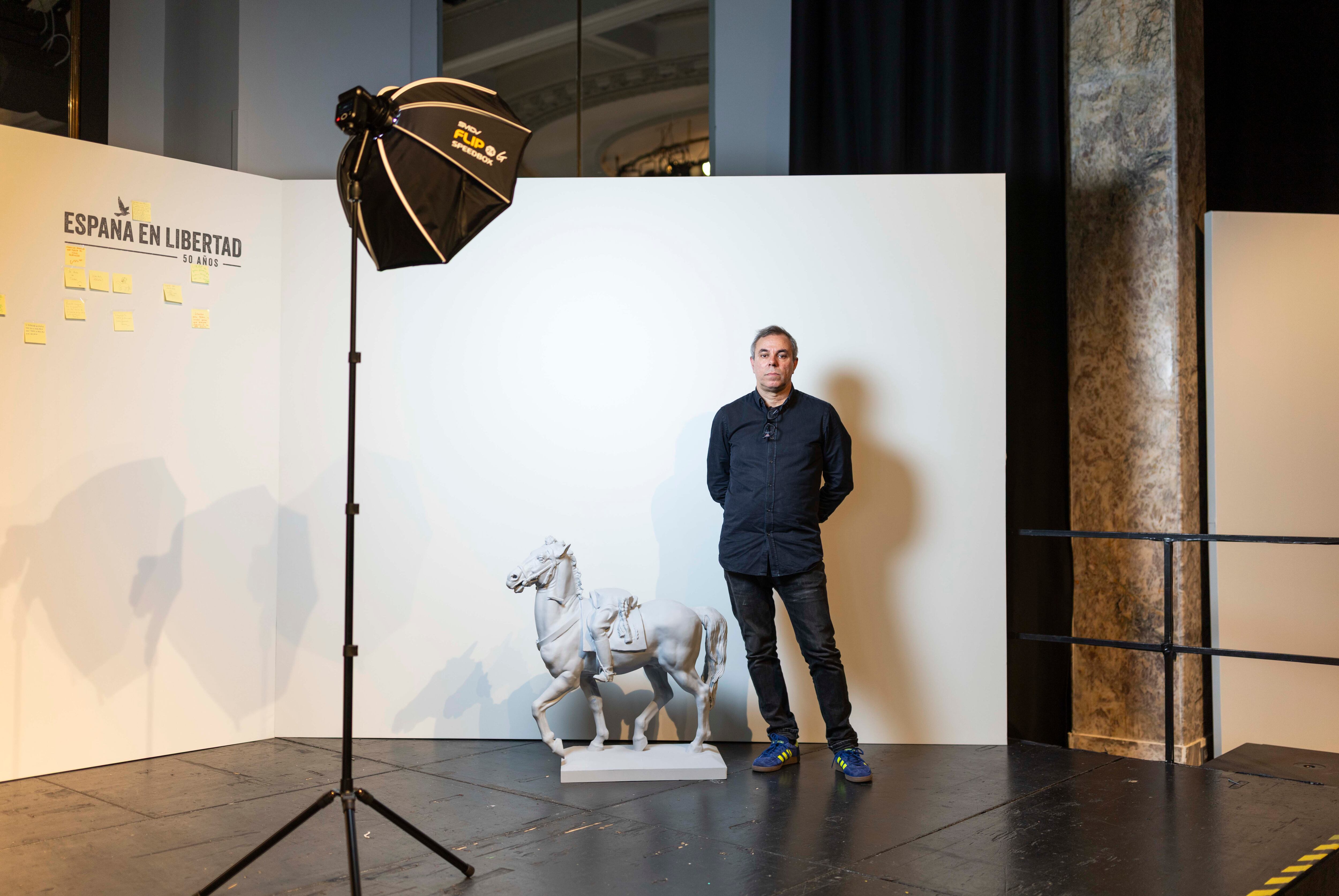 El artista Fernando Sanchez Castillo posa delante del mural de la instalación 'Libre' en el Círculo de Bellas Artes.

