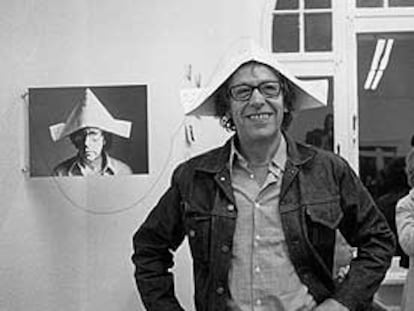 Robert Filliou, en 1972 con una 'Galerie Légitime' doblada en una inauguración en Bonn.