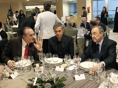 El presidente del Real Madrid, Florentino Pérez, conversa con el vicepresidente y el entrenador del conjunto blanco, Fernando Fernández Tapias y José Mourinho, respectivamente, durante la habitual comida de Navidad que han compartido las plantillas de fútbol y baloncesto del equipo madridista en el estadio Santiago Bernabéu