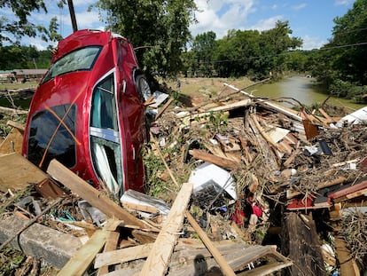 Destrozos ocasionados por las inundaciones en Waverly, Tennessee, este domingo.