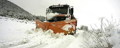 Una máquina quitanieves retira la nieve caída ayer en la localidad castellonense de Vistabella.