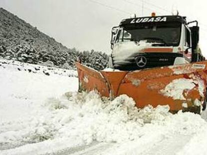 Una máquina quitanieves retira la nieve caída ayer en la localidad castellonense de Vistabella.