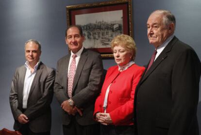 Brian Currin, segundo por la izquierda, junto a Pierre Hazan, Nuala O'Loan y Raymond Kendall.
