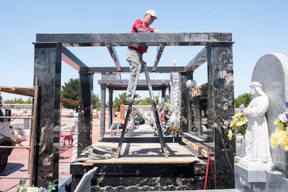 Un operario de la cuadrilla de marmolistas que va a preparar la tumba del padre de David Bizarraga, en el Cementerio de Carabanchel, repara el techo de la tumba del Tute, deteriorada por el clima.