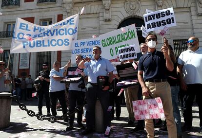 Un grupo de taxistas se manifiesta este miércoles frente a la puerta principal de la sede del Gobierno regional en la Puerta del Sol.