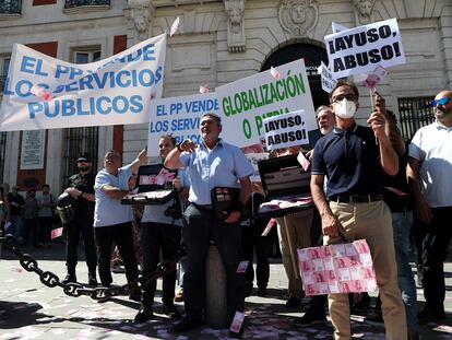 Un grupo de taxistas se manifiesta este miércoles frente a la puerta principal de la sede del Gobierno regional en la Puerta del Sol.