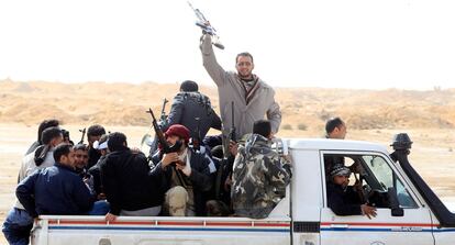 Un grupo de hombres armados, en  Ajdabiya (Libia), cerca de Brega, ciudad que sufre una ofensiva por parte de las tropas pro-Gadafi.