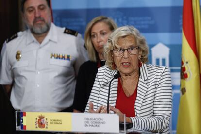 La alcaldesa, Manuela Carmena, durante la rueda de prensa que ha ofrecido tras la reunión con la delegada del Gobierno en la Comunidad de Madrid, Concepción Dancausa.