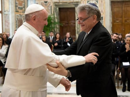 El Papa recibe al rabino argentino Abraham Skorka en el Vaticano, este jueves.