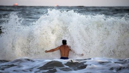 El surfista Andrew Vanotteren, de Savannah, Georgia, choca con las olas del huracán Florence en la playa sur de la isla Tybee, en Georgia (EE UU).