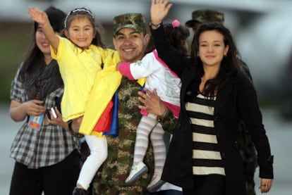 Salín Antonio Sanmiguel saluda a sus familiares a su llegada a Bogotá.