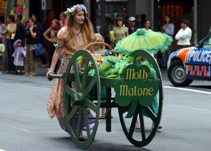 Una participante en el desfile de San Patricio caracterizada de Molly Malone