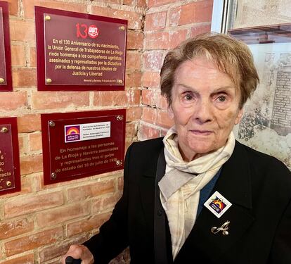 Áurea Jaso Bergachorena (97 años), socia de AFFNA36, inaugurando la placa en honor a los riojanos y navarros asesinados por el franquismo, el pasado día 1.