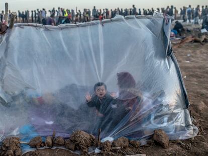 Refugiados sirios, en el paso griego de Pazarkule, junto a la frontera turca, el pasado 3 de marzo.