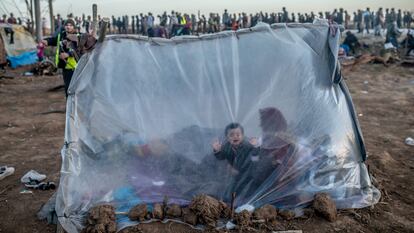 Refugiados sirios, en el paso griego de Pazarkule, junto a la frontera turca, el pasado 3 de marzo.