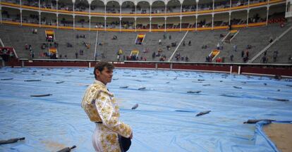 Eugenio de Mora, en el ruedo de la plaza de Las Ventas, tras anunciarse la suspensi&oacute;n de la corrida.