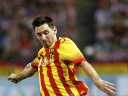 Messi golpea el balón ante el Atlético, en Supercopa.
