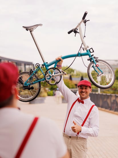 Jorge Alba, maquinista de trenes de Madrid, viajó a el BWC, con dos colegas con los que comparte afición: Laura, de Canarias y Lázaro, de Barcelona. Alba tiene seis modelos distintos, entre los tres suman 14 Bromptons, entre enteras y sumando piezas. Las modifican, electrifican o aligeran.