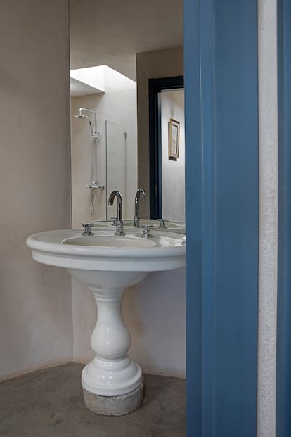 Al igual que en los hogares tradicionales japoneses, hay pocos objetos en la casa. El modelo decoró Casa Sua con piezas que fue comprando en sus viajes por el mundo, como un lavabo antiguo traído de Nueva York o unos dragones chinos que personifican el concepto del yang y de lo masculino. La laja de piedra volcánica es un guiño al entorno natural de Famara.