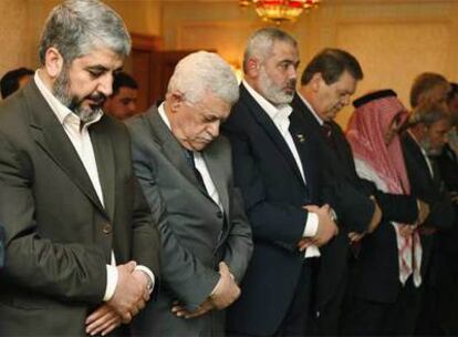El líder de Hamás, Jaled Meshalel (izquierda), el presidente palestino Mahmud Abbas (centro) y el primer ministro, Ismail Haniya rezan en la meca el jueves.