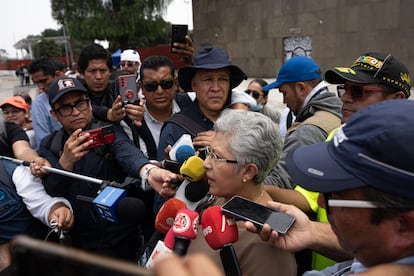 La vocera de los trabajadores de la judicatura, Patricia Aguayo, habla a los medios afuera del edificio del Congreso de la Unión, donde impidieron el paso.