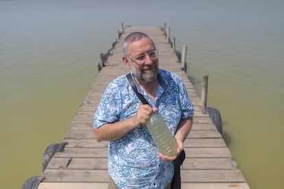 El biólogo de la Universitat de València Juan Soria recoge una muestra del agua de la Albufera.