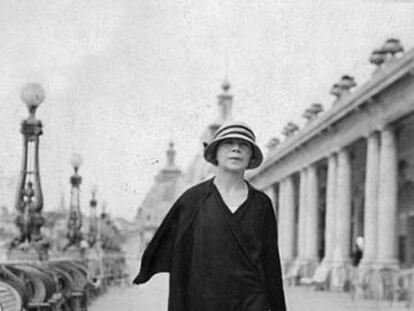 Alfonsina Storni caminando por la rambla de Mar del Plata en 1936. 