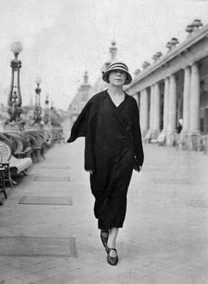 Alfonsina Storni caminando por la rambla de Mar del Plata en 1936.